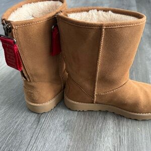 New UGG Women's Chestnut Classic Short Logo Zip Boots 1122672 Size 5